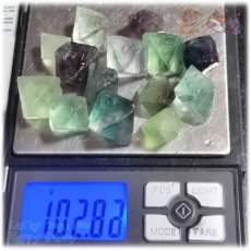 画像8: ◆ 業務用 フローライト八面体 結晶 原石 無選別 未洗浄 約100ｇ 量り売り 天然石 ♪3132 (8)